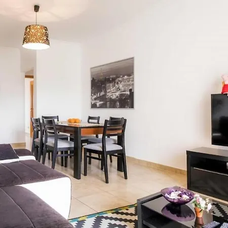 Luxury 3 Bed With Pool View Apartment