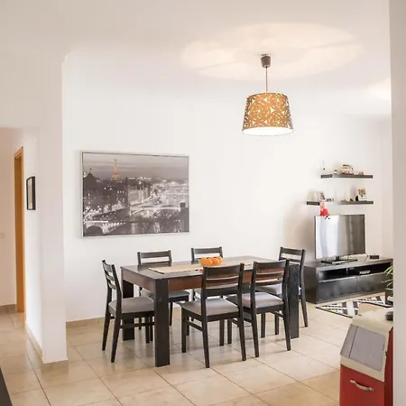 Luxury 3 Bed With Pool View