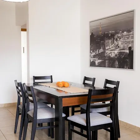 Luxury 3 Bed With Pool View *