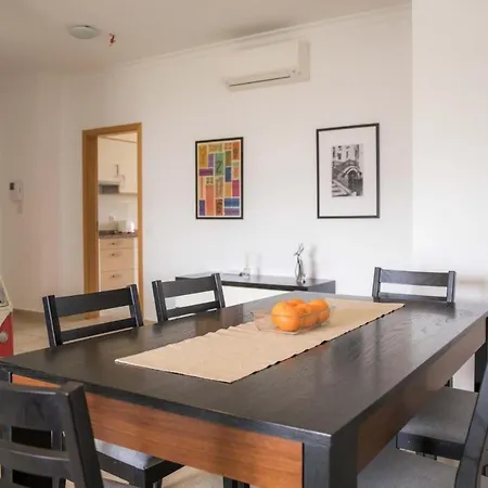 Luxury 3 Bed With Pool View Apartment *